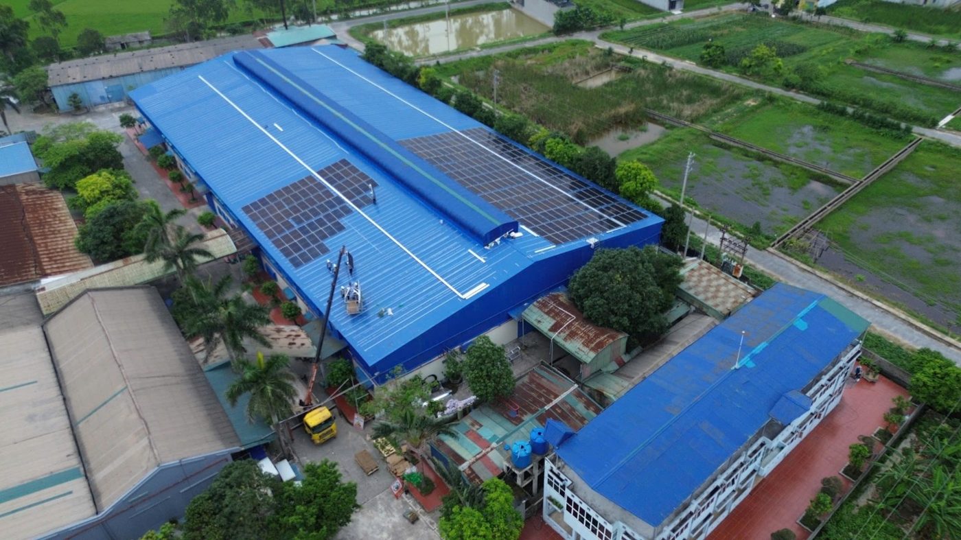 Thi công trên mái nhà xưởng