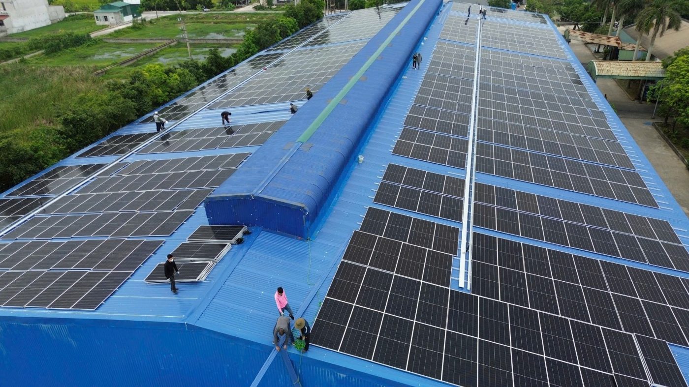 Tập kết tấm pin và thiết bị